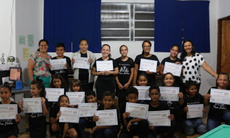 Alunos do Projeto Tom Jobim recebem certificado de conclusão dos cursos de teclado e coral em Alto Araguaia