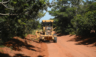 Trabalho de recuperação de estradas rurais chega a MU-34 na região do Assentamento Córrego Rico