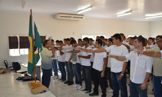 Jovens dispensados do serviço militar são convocados para juramento da bandeira em Alto Araguaia