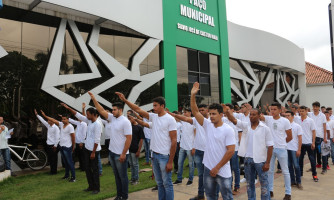 Jovens de Alto Araguaia realizam juramento à Bandeira e recebem certificado definitivo de incorporação
