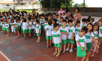 Novos alunos da rede municipal de ensino de Alto Araguaia recebem uniformes; cerca de 700 peças foram entregues