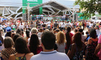 Milhares de pessoas acompanham desfile cívico em comemoração os 80 anos de Alto Araguaia