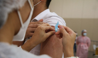 Terceira dose da vacina é aplicada em pessoas de 60 anos acima em Alto Araguaia