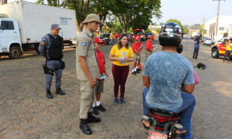 Bombeiros do Futuro de Alto Araguaia promovem blitz educativa em campanha na semana nacional do trânsito