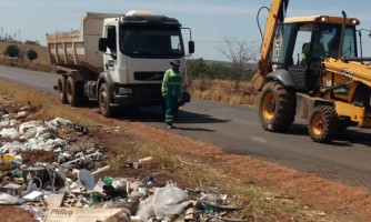 Secretaria de Obras e Infraestrutura recolhe lixo descartado de forma irregular às margens da MT-100
