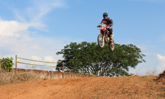 Treinão de motocross e exposição de som automotivo reúne público em comemoração aos 80 anos de Alto Araguaia.