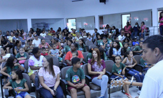 Cras realiza reunião com beneficiários do Bolsa Família; crianças homenageiam as mães