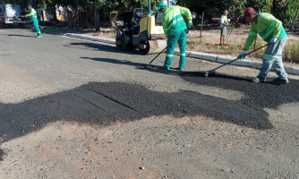 Secretaria de Infraestrutura realiza ações de limpeza, pintura e operação tapa-buracos em diversas ruas de Alto Araguaia