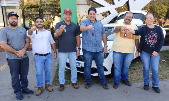 Prefeito Gustavo Melo entrega quatro veículos 0km para Secretaria de Saúde