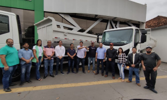 Prefeito entrega caminhões e destaca parceria com deputados Juarez Costa e Max Russi
