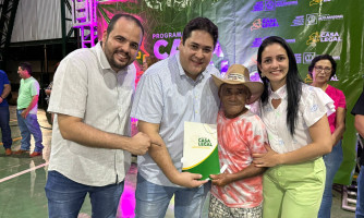 Entrega de mais escrituras reforça regularização fundiária em Alto Araguaia; prefeitura lança mais uma etapa