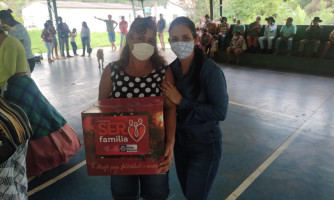 Primeira dama de Alto Araguaia entrega cestas básicas para famílias do Distrito do Buriti