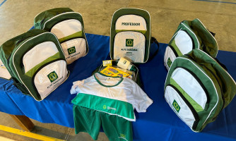 Prefeitura de Alto Araguaia entrega kits de material escolar, mochila e uniformes aos alunos da rede pública de ensino