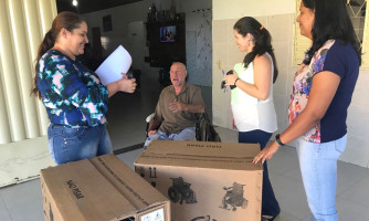 Cadeiras de rodas feitas sob medida são entregues a idosos de Alto Araguaia