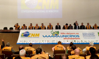 Prefeito Gustavo Melo participa de encontro nacional para discutir situação financeira do município