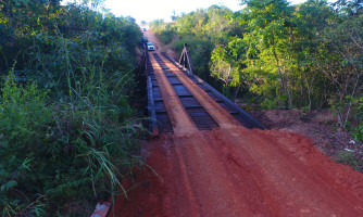 Prefeitura conclui reforma da ponte de madeira no Córrego Ribeirão Claro e mira outras três pontes na zona rural