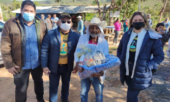 Prefeito e membros do Judiciário entregam cestas básicas e cobertores a moradores da Comunidade Recanto Boiadeiro