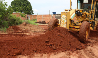 Prefeitura de Alto Araguaia cascalha ruas não pavimentadas e executa operação tapa-buracos