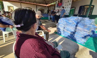 Prefeito Gustavo Melo e primeira dama entregam cobertores e agasalhos às famílias araguaienses