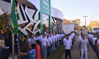 Jovens de Alto Araguaia dispensados do Serviço Militar realizam juramento à Bandeira
