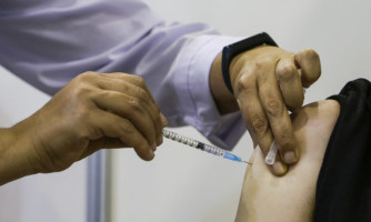 Com poucas doses, Saúde retoma vacinação contra covid-19 e segue recomendação do MP para vacinar público de 35 a 39 anos