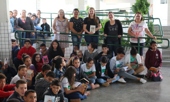 Papai Noel Pantaneiro doa livros para biblioteca da Escola Municipal José Inácio Fraga, em Alto Araguaia