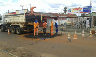 Operação tapa-buracos é realizada em diversas ruas de Alto Araguaia