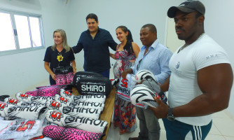 Prefeito Gustavo Melo entrega materiais e equipamentos esportivos para alunos do SCFV