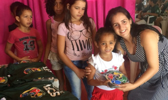 Prefeitura entrega 180 uniformes para alunos integrantes do SCFV em Alto Araguaia