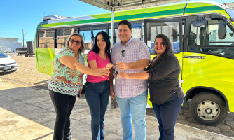 Prefeito Gustavo Melo entrega microônibus para atendimento de projetos da Assistência Social