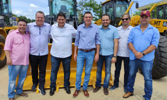 Alto Araguaia recebe pá-carregadeira do Governo de Mato Grosso em articulação dos deputados Max e Juarez Costa