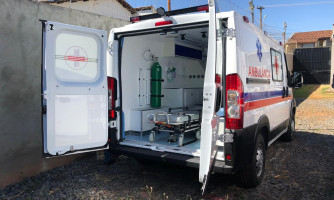 Prefeito Gustavo Melo entrega segunda ambulância para Hospital Municipal neste sábado