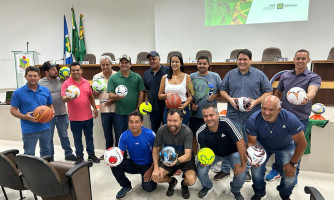 Prefeitura apresenta programação de competições e projetos esportivos e entrega materiais ao departamento de Esportes