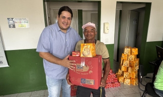 Prefeito e primeira dama entregam cestas básicas do Programa SER Família Solidário