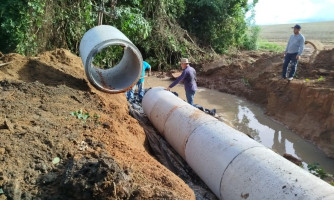 Parceria entre prefeituras e produtores rurais viabiliza substituição de bueiro e reforça logística agrícola