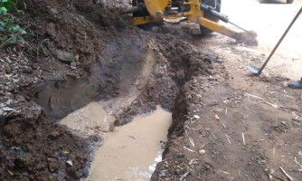 Prefeituras de Alto Araguaia e Alto Taquari realizam ação conjunta de limpeza de bueiros na Serra Preta