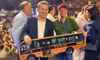 Governo de MT entrega mais dois ônibus escolares para Alto Araguaia