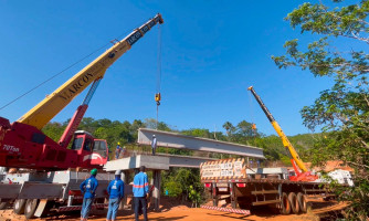 Lançamento de vigas marca avanço na construção da ponte do Córrego Gato Preto