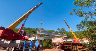 Lançamento de vigas marca avanço na construção da ponte do Córrego Gato Preto