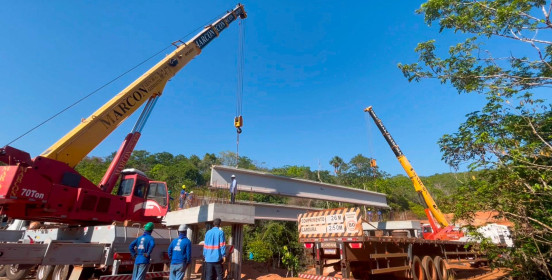 Lançamento de vigas marca avanço na construção da ponte do Córrego Gato Preto