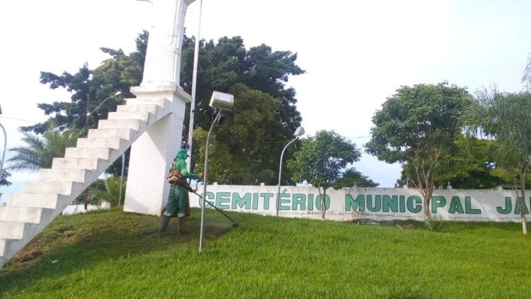 Cemitério de Alto Araguaia recebe limpeza e manutenção para Dia de Finados