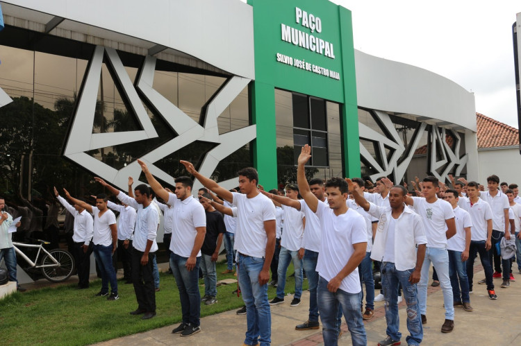 Jovens de Alto Araguaia realizam juramento à Bandeira e recebem certificado definitivo de incorporação