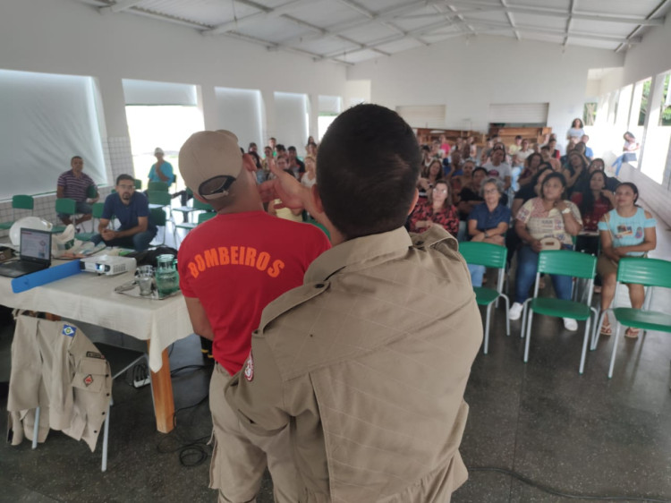 Professores e profissionais da educação recebem treinamento sobre primeiros socorros