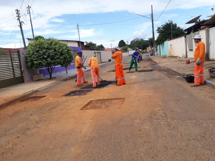 Operação tapa-buracos chega no Bairro da Cohab e Setor Castro em Alto Araguaia