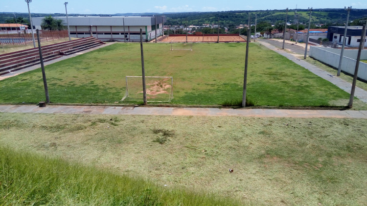 Limpeza e poda de grama chegam no Complexo Esportivo no Bairro Aeroporto
