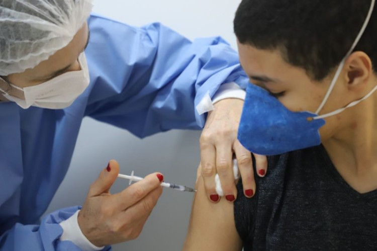 Vacina contra a covid-19 estará disponível para adolescentes de 12 anos acima à partir desta segunda (13)