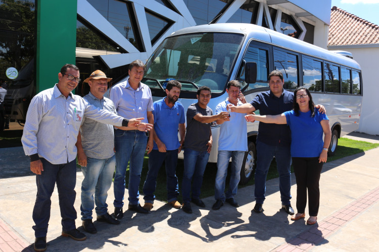 Gustavo Melo entrega ônibus e caminhonete para atender Secretaria de Saúde