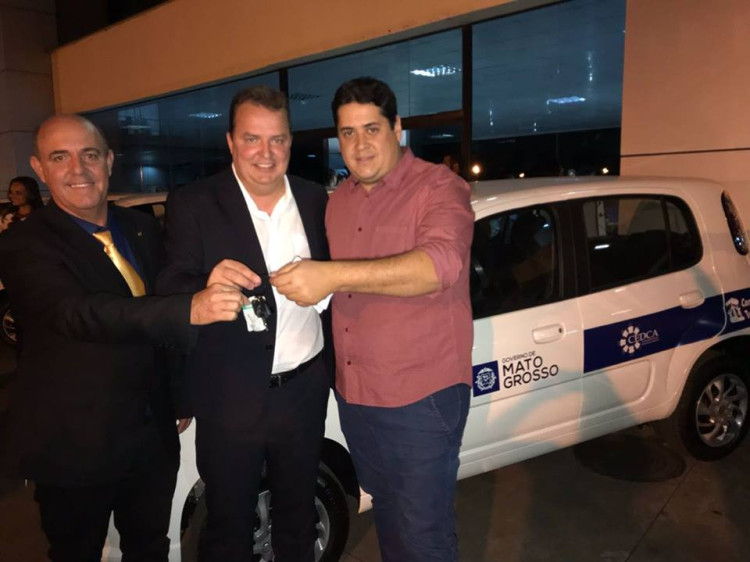 Prefeito Gustavo Melo recebe chaves de veículo para Conselho Tutelar