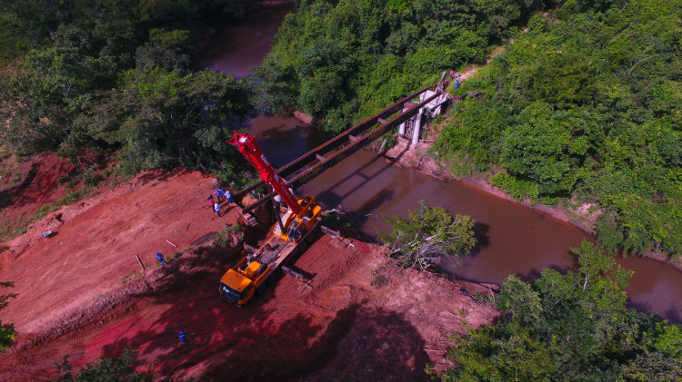Prefeito vistoria obras de construção de ponte de concreto sobre o Rio Araguainha, na MU-45