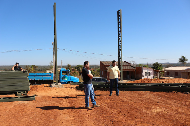 Gustavo Melo inspeciona obra de construção de quadra no Bairro Professora Maria das Graças de Souza Pinto